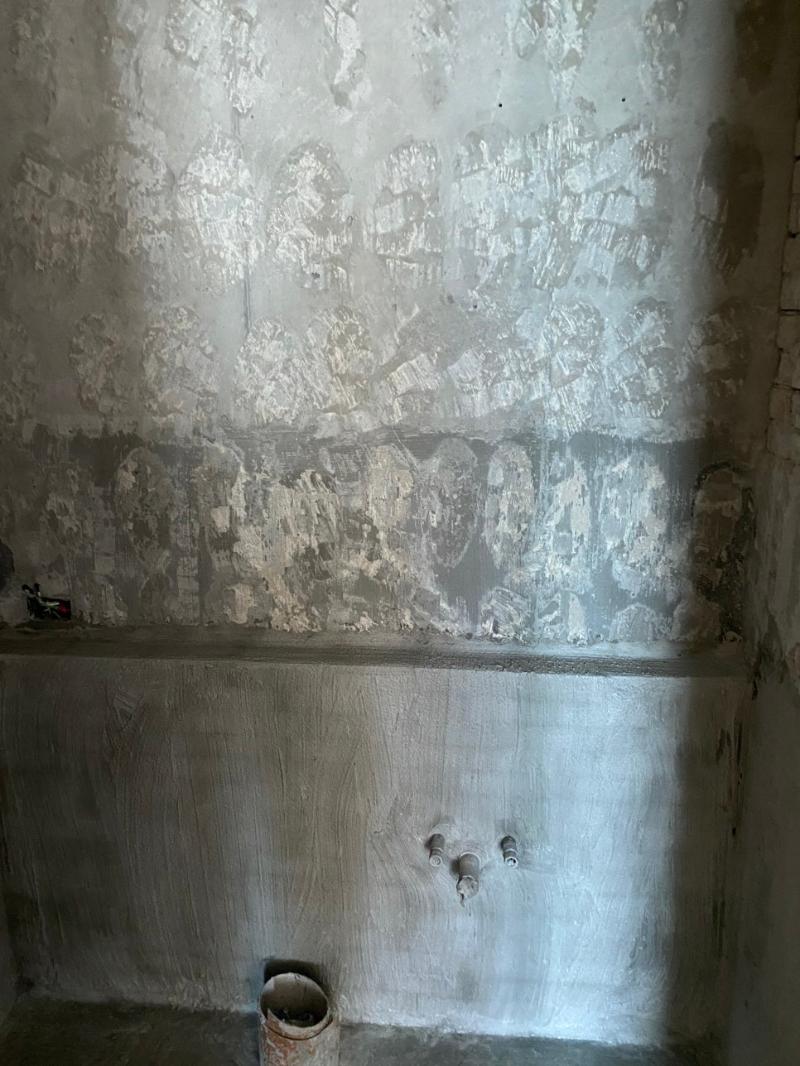 배관이 노출되고 벽면 마감이 불완전한 상태