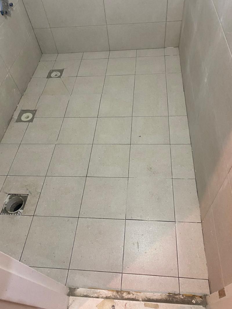 바닥 타일 접착 상태를 확인하는 근접 컷