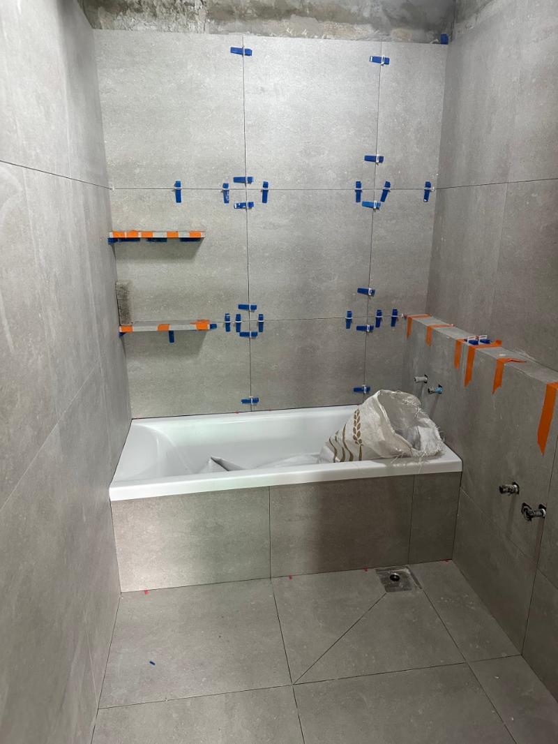 욕조 주변의 마감 상태를 점검하는 모습