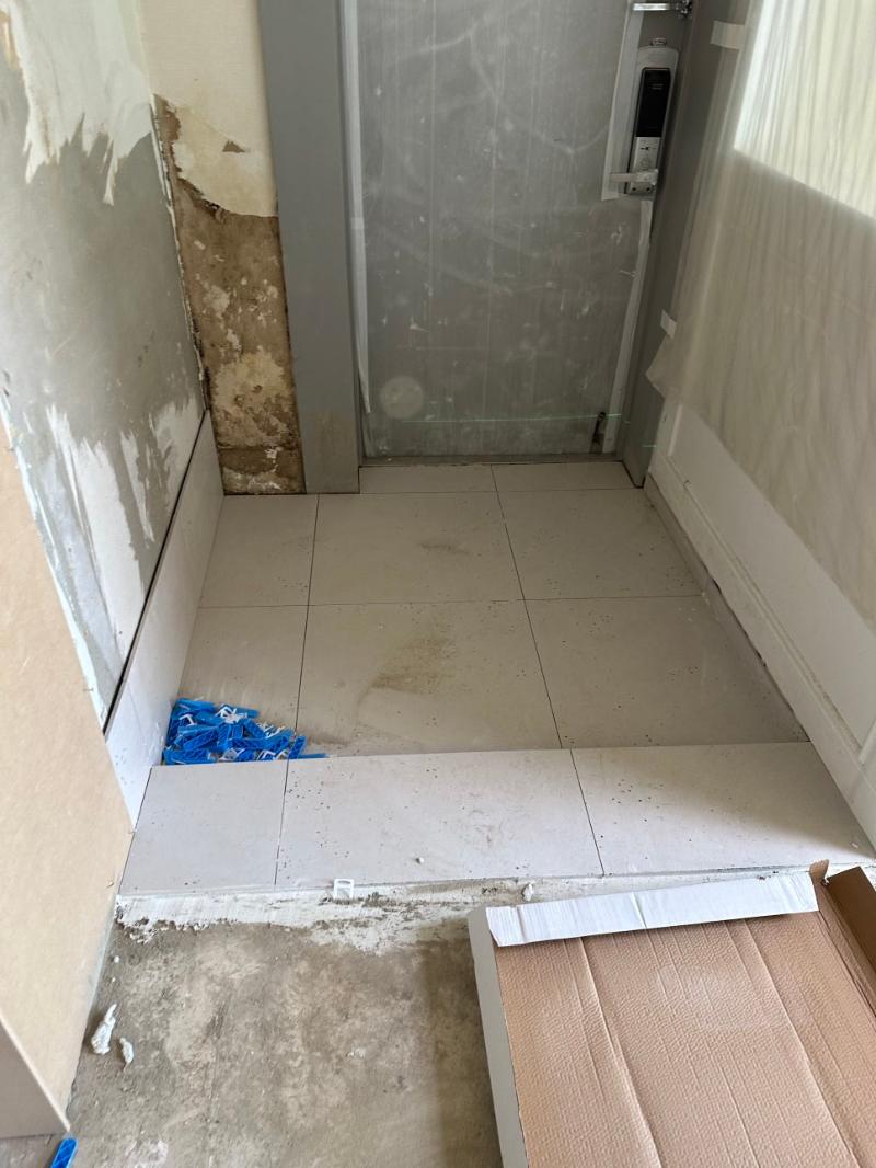 기존 타일 철거 후 벽돌이 드러난 현관 내부