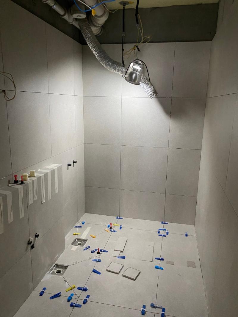 바닥에 놓인 시공 도구와 자재들