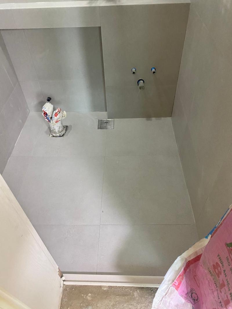 바닥 타일 시공을 위한 근접 작업 모습