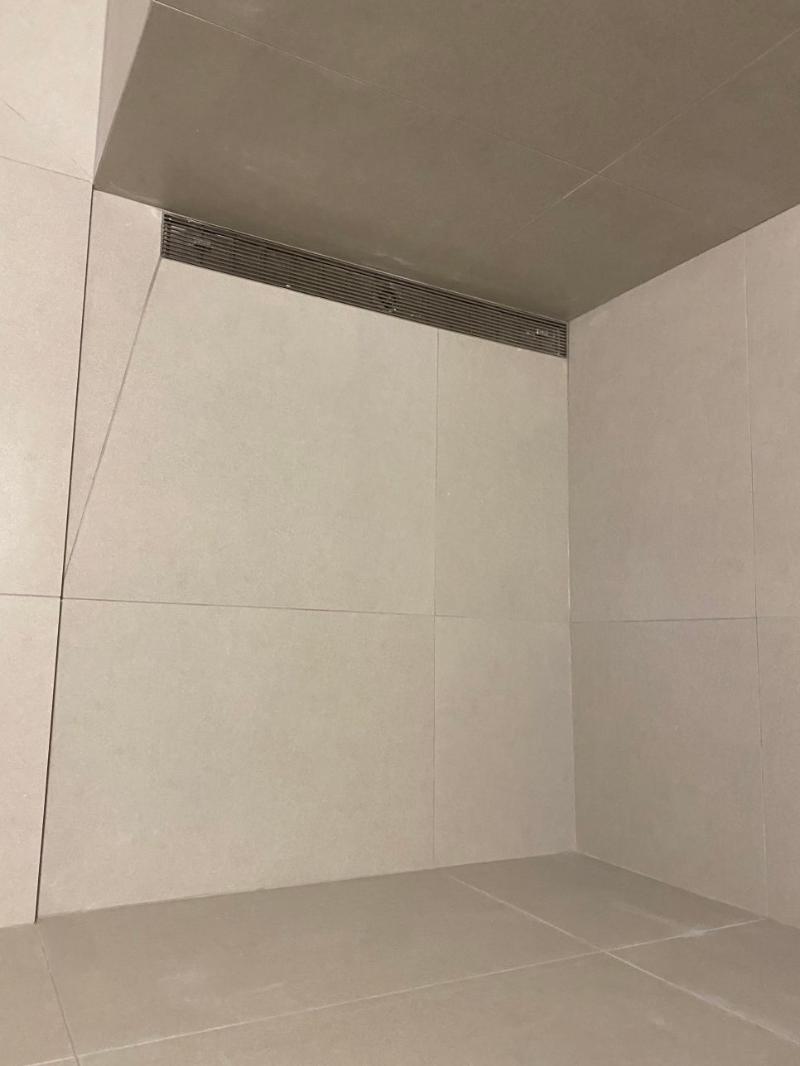 흰색 타일 마감과 금속 그릴이 설치된 모습