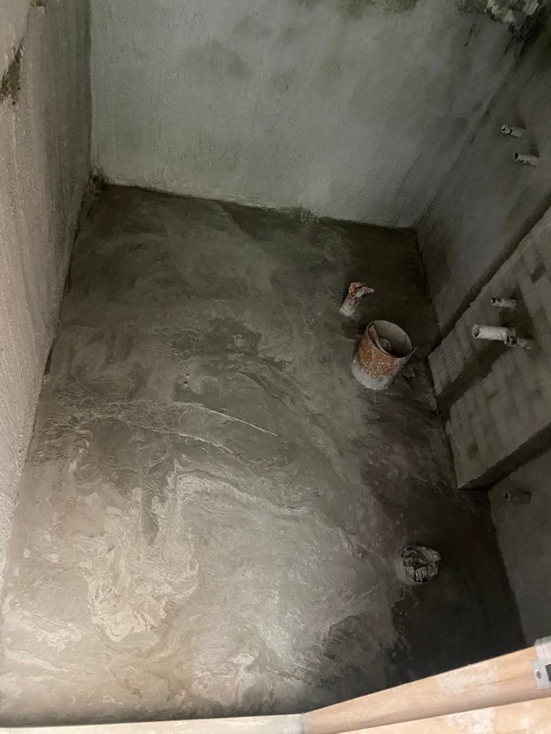 배관이 노출된 철거 후의 기초 공간