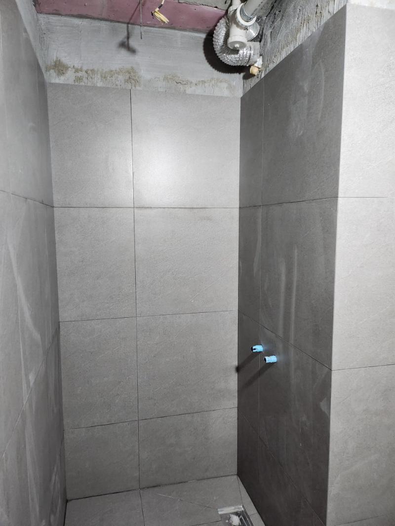 벽면 타일 부착 초기와 노출된 천장 배관