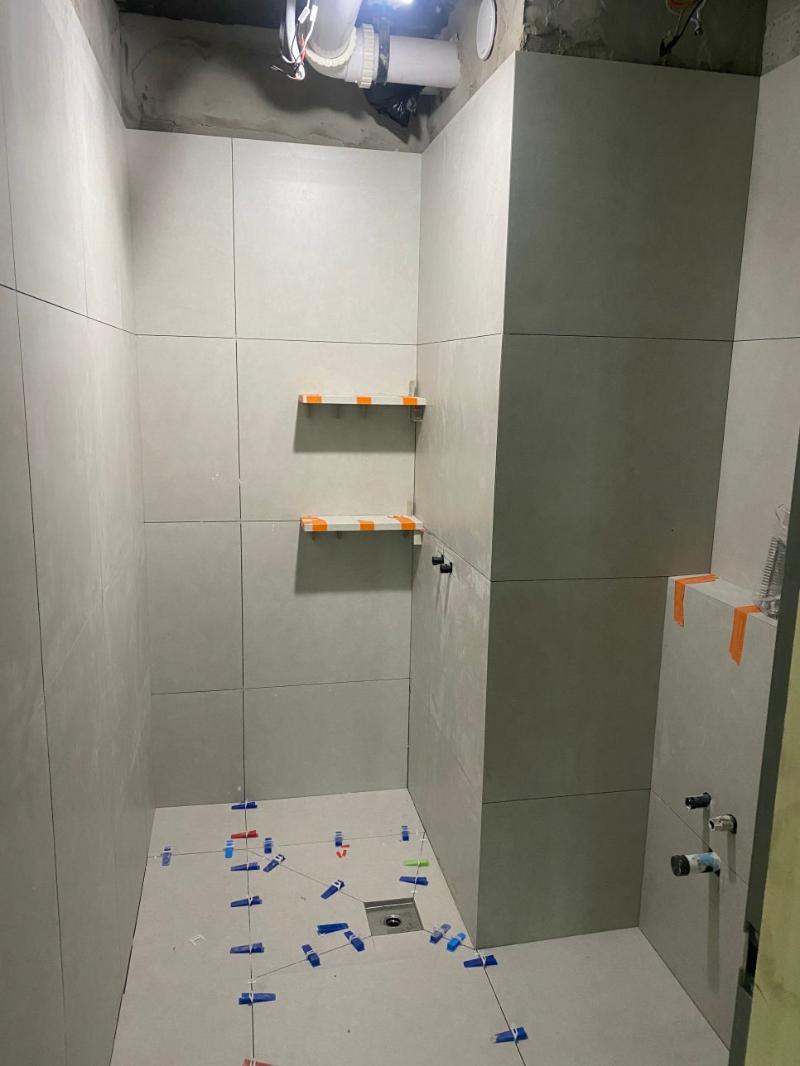벽 타일 시공 중인 세부 장면