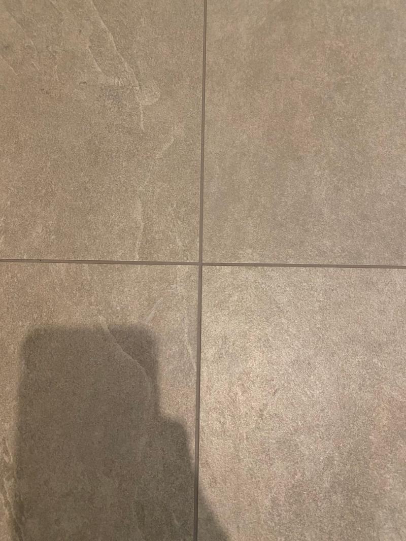 회색 계열 타일 바닥의 이음매 부분 근접샷