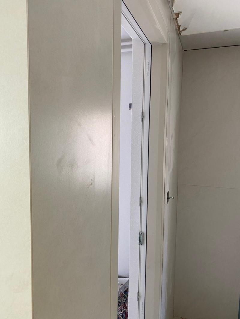 문틀과 문짝의 세부 구조를 확인하는 과정