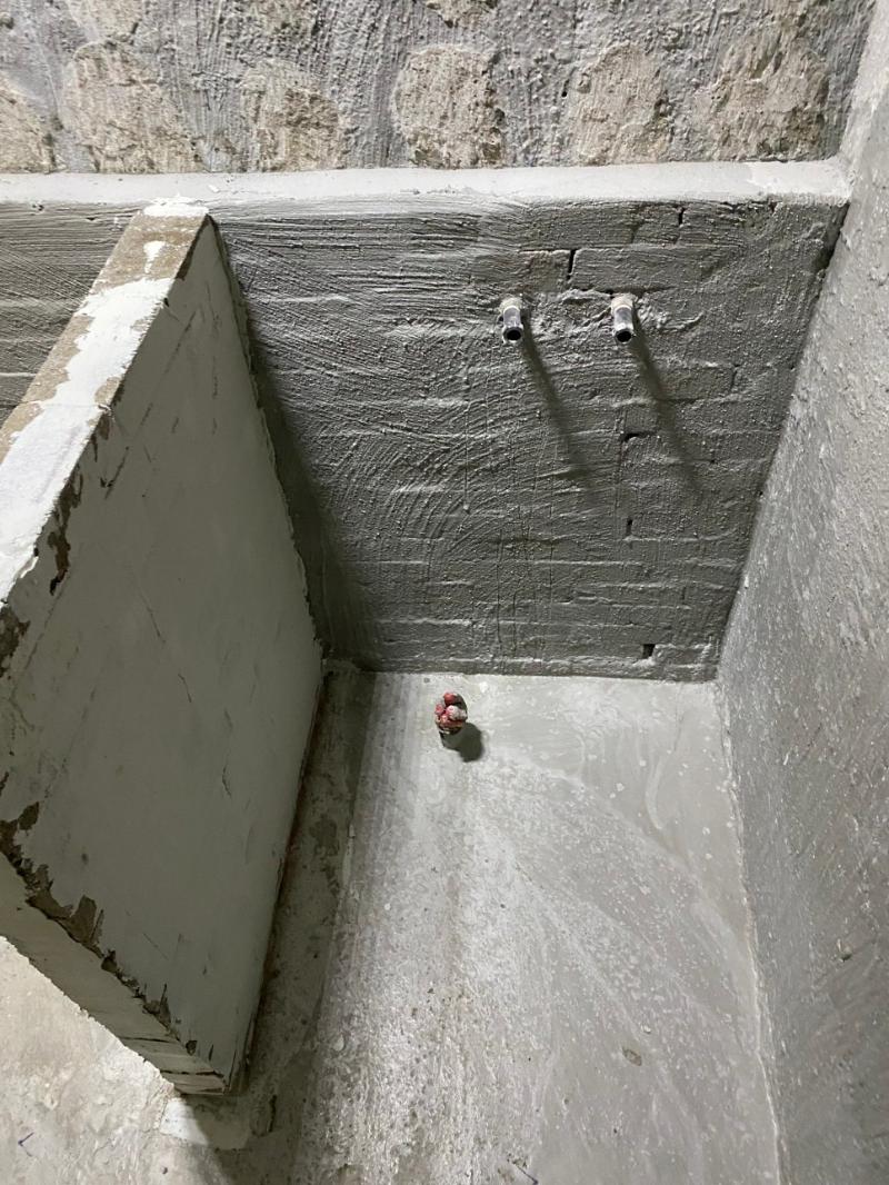 배관 구멍이 보이는 콘크리트 벽과 바닥