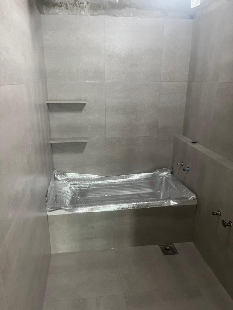 욕조와 샤워 설비의 위치를 조정하는 과정