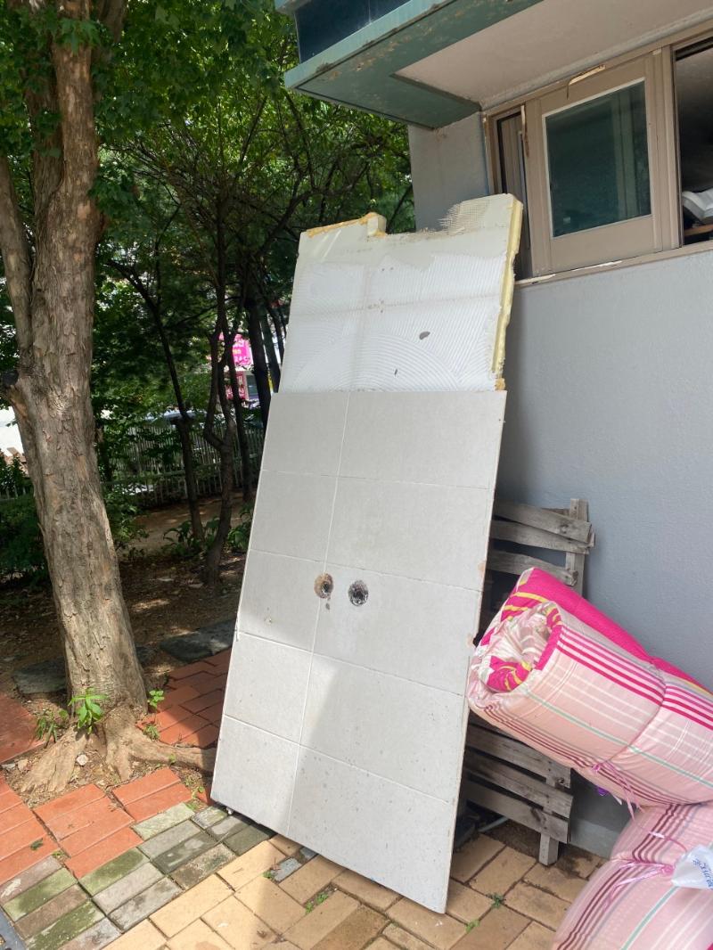 타일 패널 접합부의 마감 처리 과정