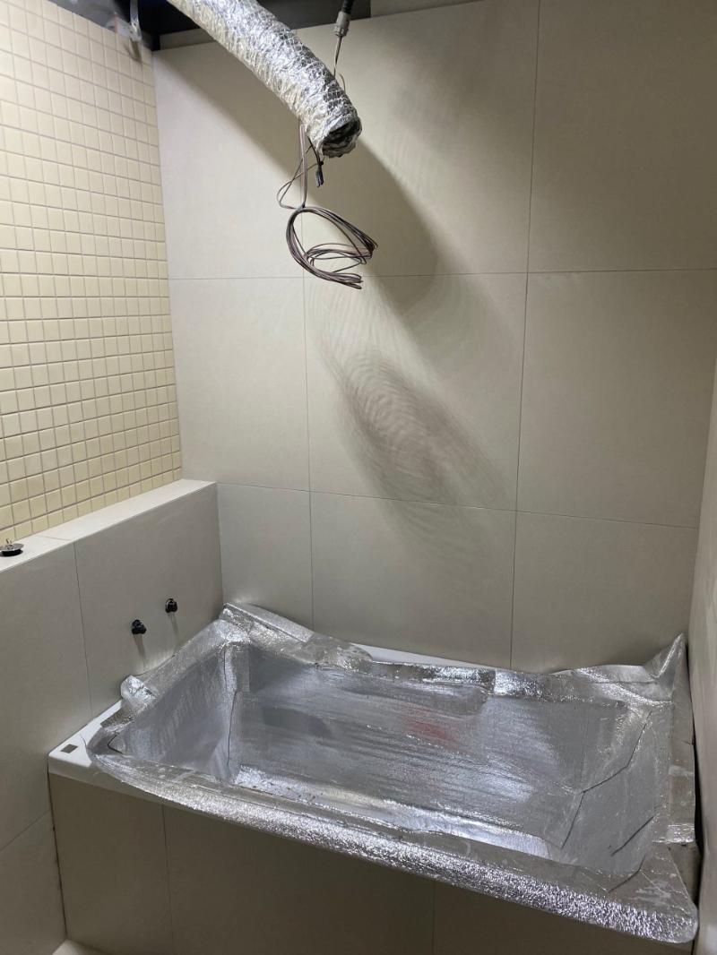 조적 작업을 통해 욕조 자리를 잡고 있는 과정