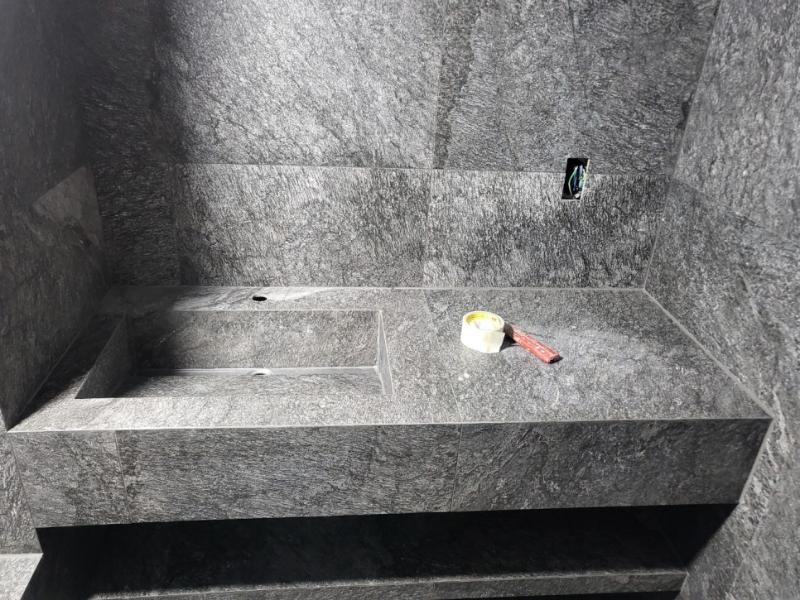 조적욕조의 형태를 잡고 있는 시공 과정
