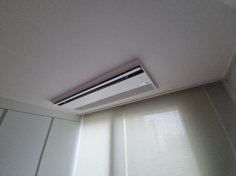 천장 에어컨과 벽면 수납장이 보이는 모습