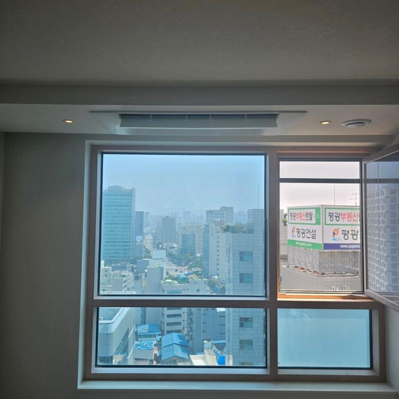 회색 벽면과 천장 조명, 공기 순환 장치