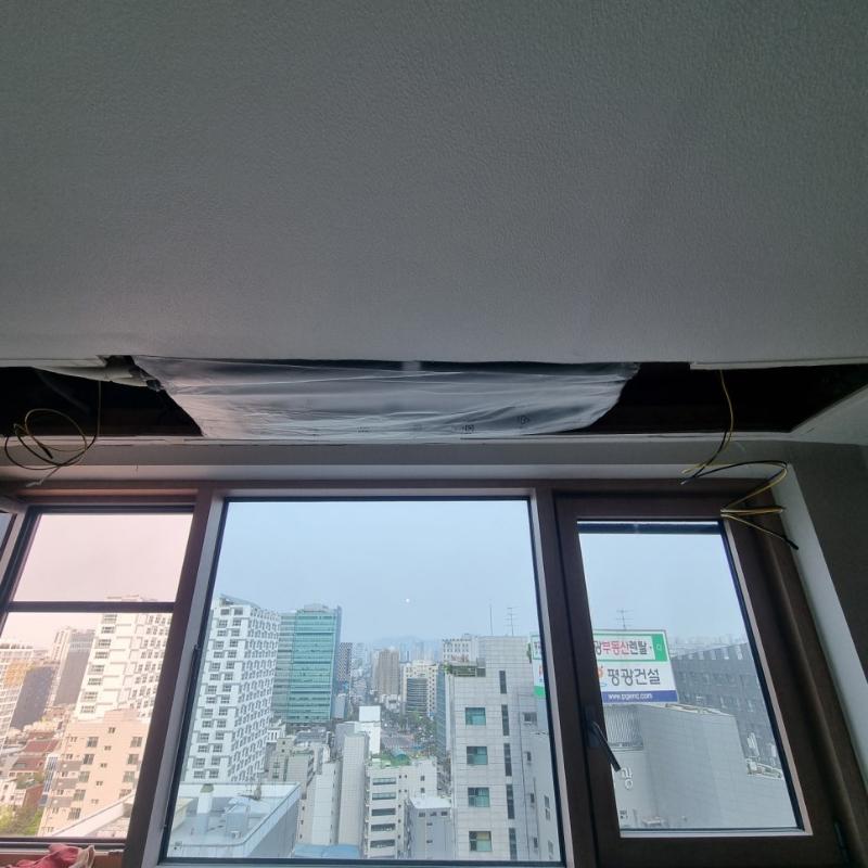 천장 내부 전선이 노출된 모습