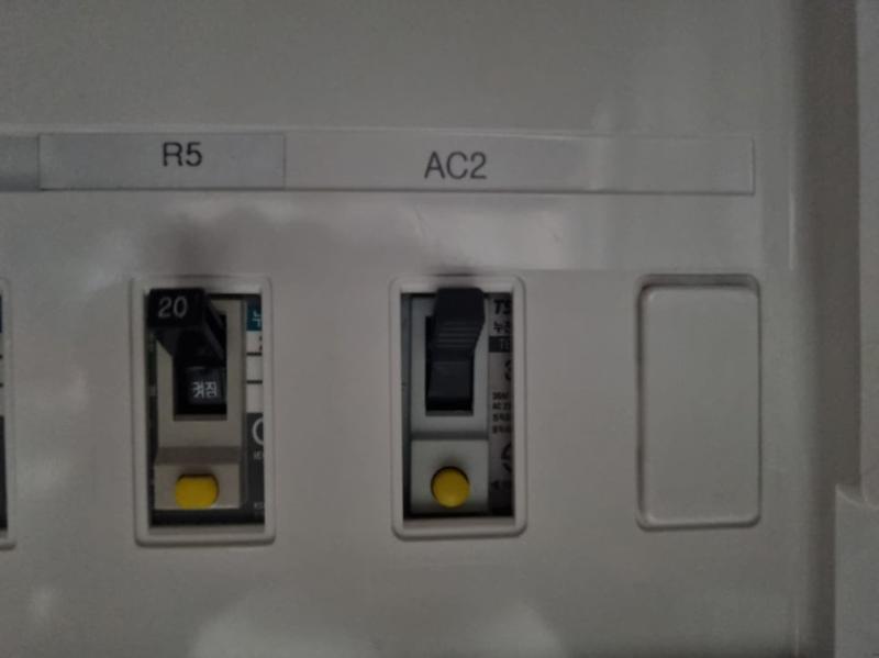 R5, AC2 라벨이 붙은 전기 스위치 패널