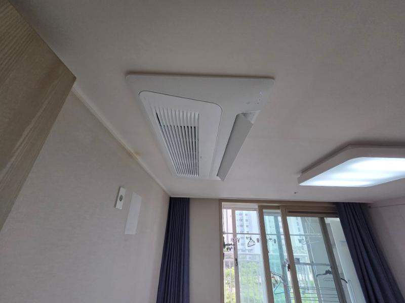 공기 순환기와 벽면 스위치가 보이는 실내 전경