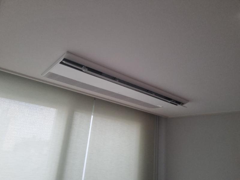 공기 순환기와 블라인드가 설치된 공간