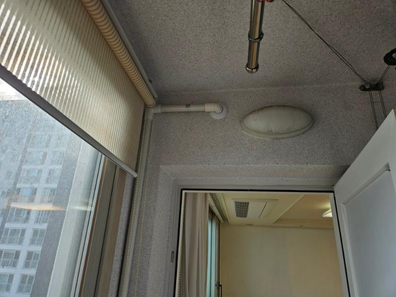 배관과 라이트가 노출된 흰색 점박이 천장