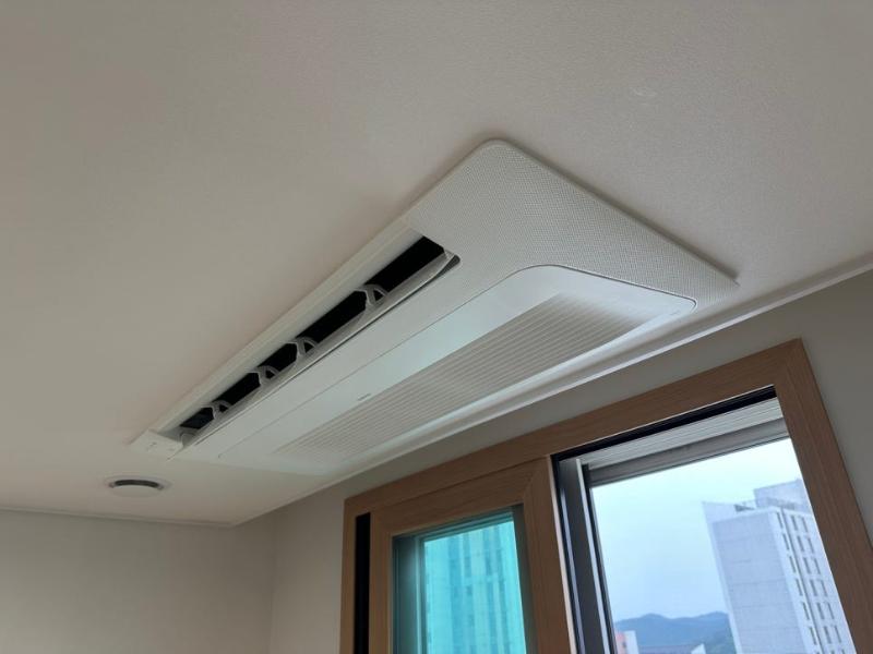 천장 공기 조절 장치와 창호가 보이는 모습