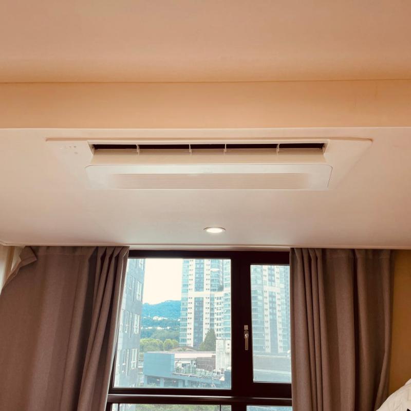 오염이 보이지 않는 조명 기구 본체