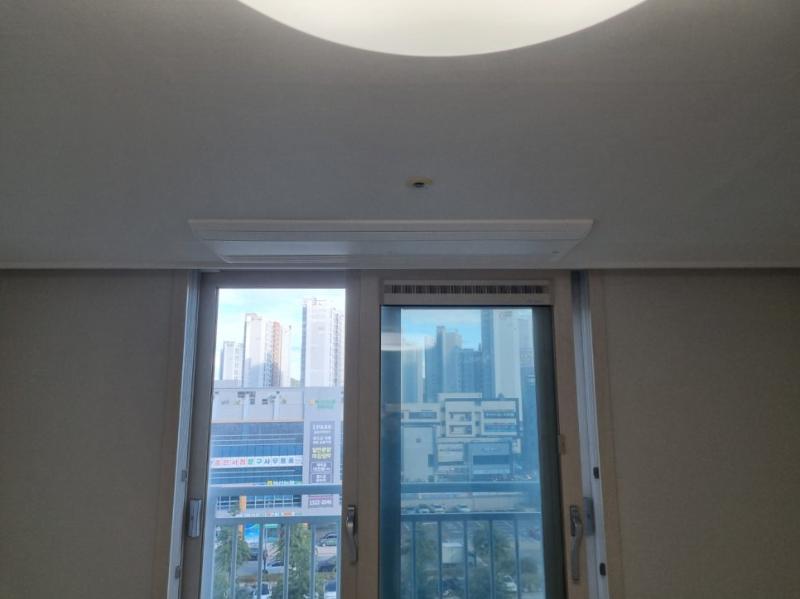 창 레일과 프레임의 세부 모습