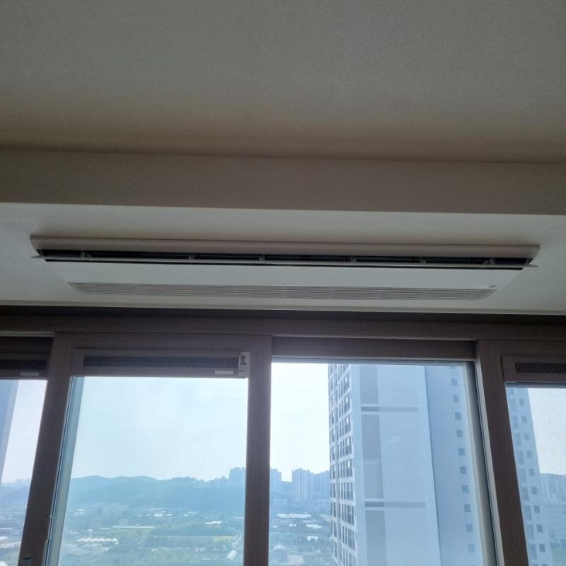 천장 공기 순환기와 창호 근접 모습