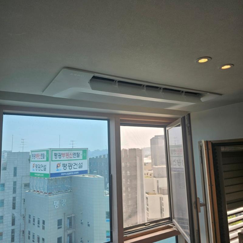 라디에이터와 조명이 설치된 천장 공간