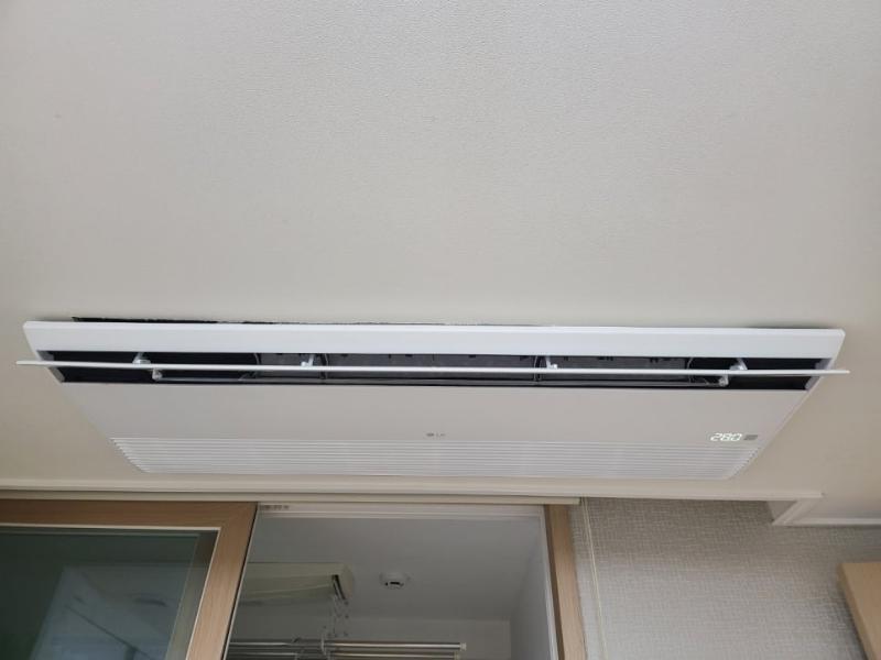오염이 보이지 않는 벽과 바닥 표면