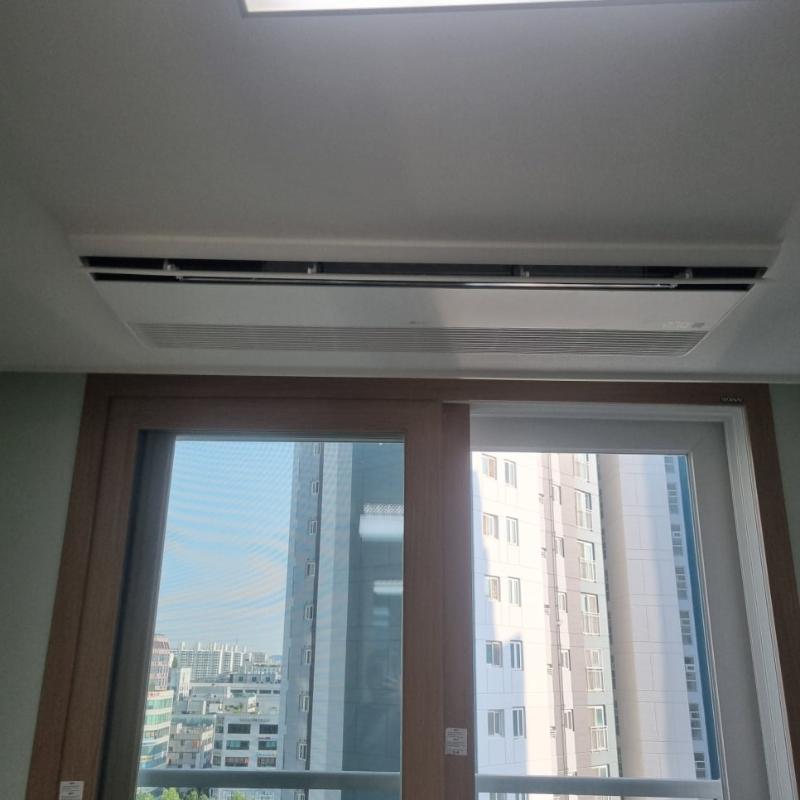 창문 너머 고층 건물이 보이는 천장 설치 컷