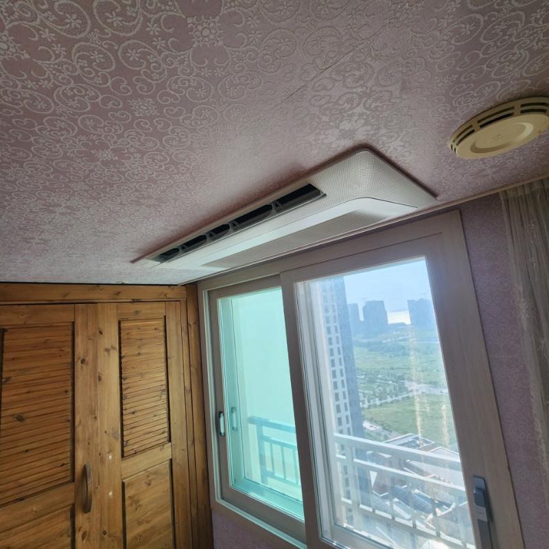 꽃무늬 벽지 천장에 설치된 에어컨과 라디에이터