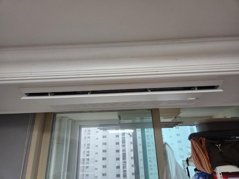 공기 순환기가 설치된 천장과 외부 고층 건물
