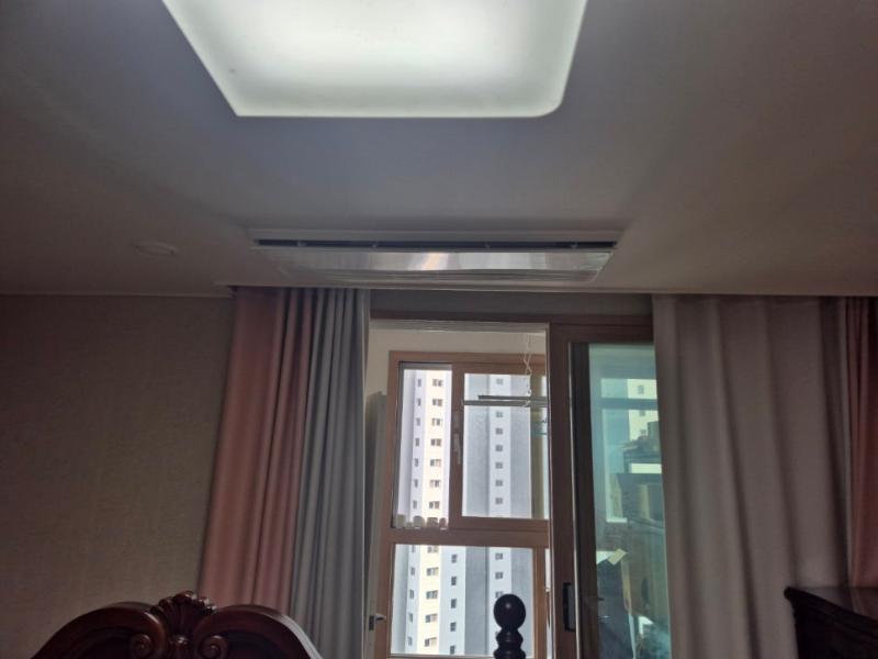 창 레일과 프레임의 세부 모습
