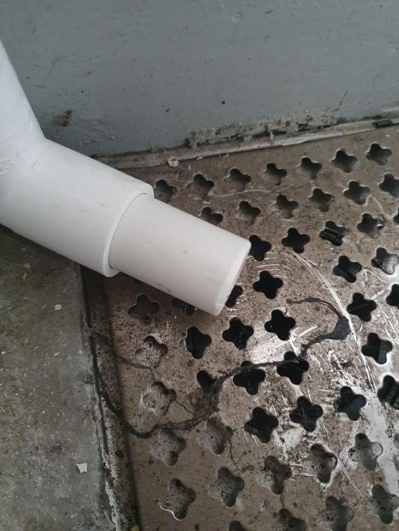 금속 격자판 위 흰색 PVC 파이프 배치
