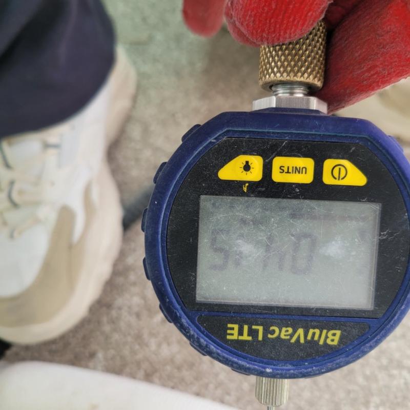 BluVac LITE 진공계의 디스플레이 수치 확인 모습