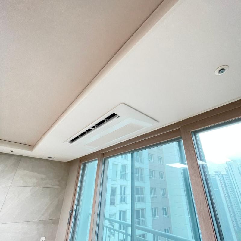 베이지색 천장 마감과 나무 테두리 창호
