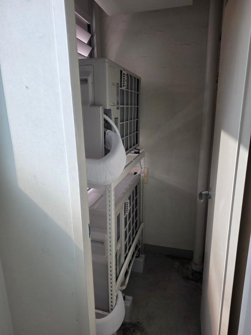 벽면 공기 조절 장치와 주변 배관 구조물