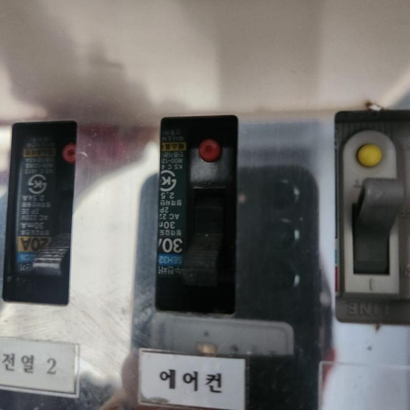 라벨이 부착된 전기 박스 내부 스위치