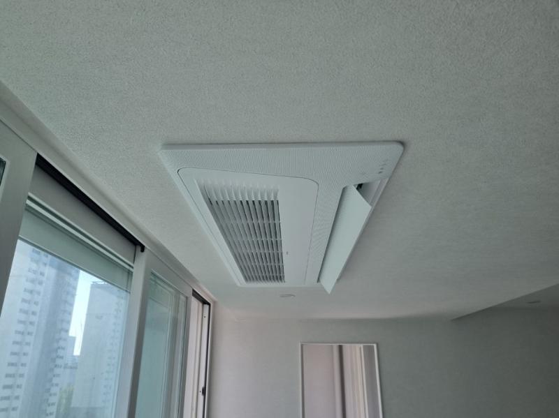 천장 공기 순환기와 창문이 배치된 공간