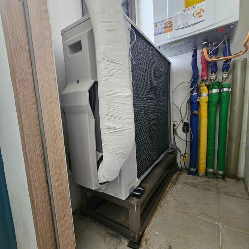 기계실 내 실외기와 연결된 배관 및 전선