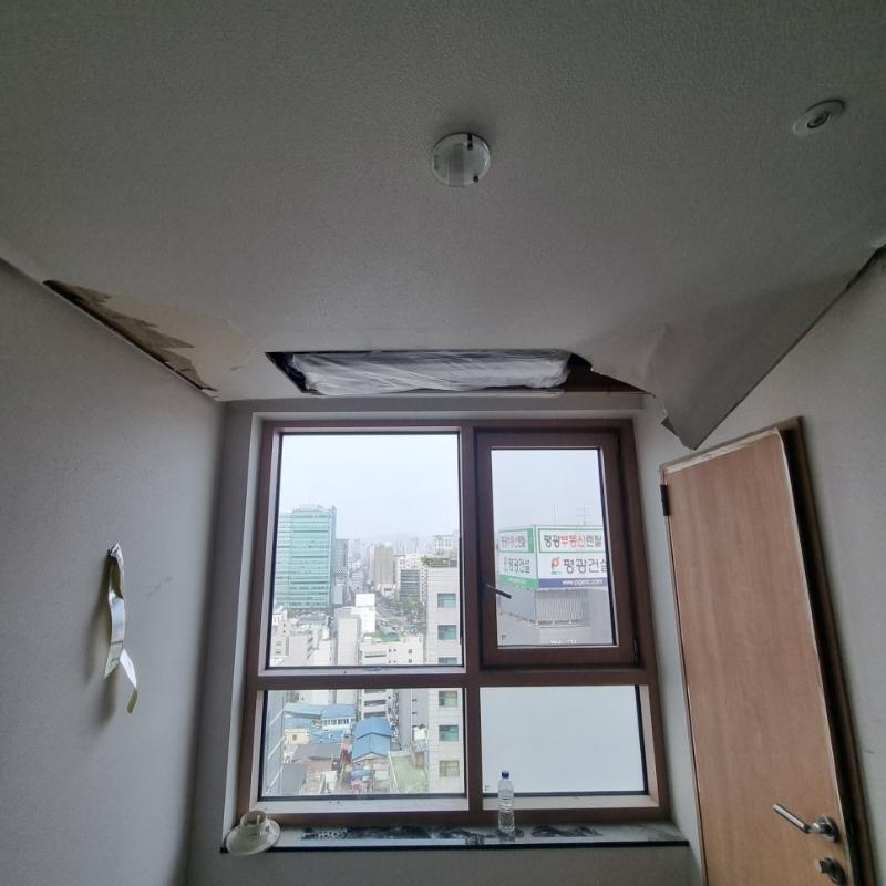 천장 일부가 벗겨진 상태의 실내 공간