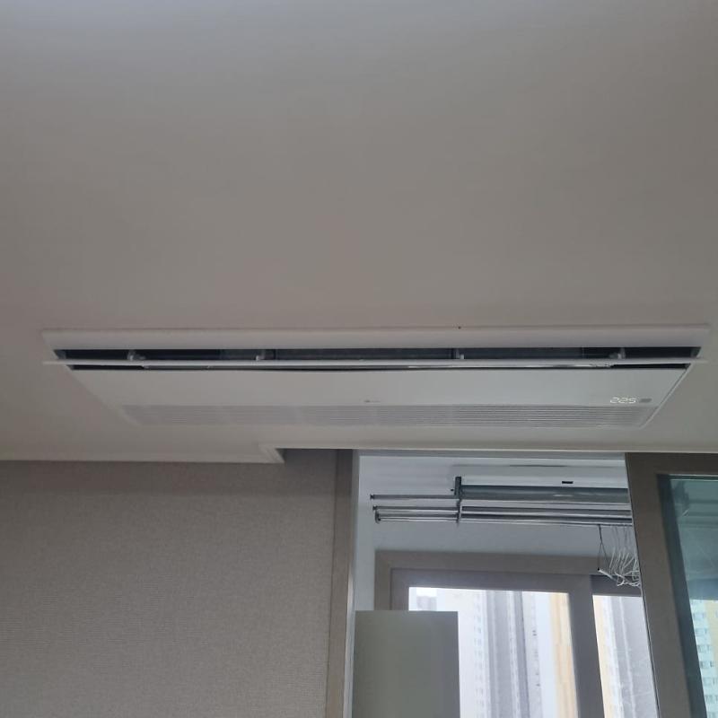 창문 근접 천장에 설치된 에어컨과 벽면 텍스처