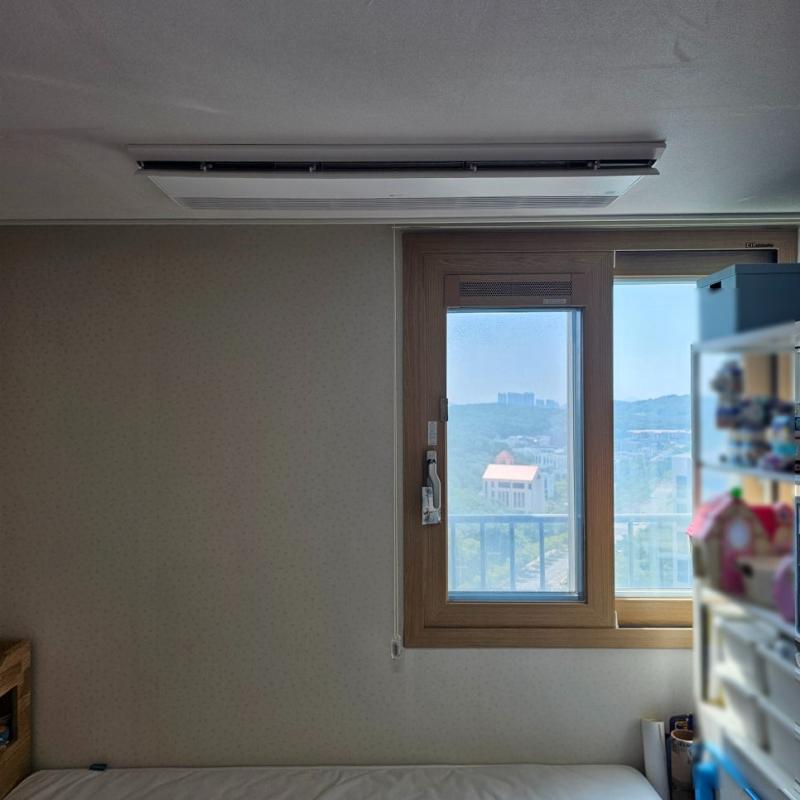 수납장과 공기 순환기가 보이는 안방