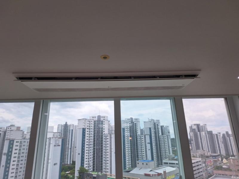 창 레일과 프레임의 표면