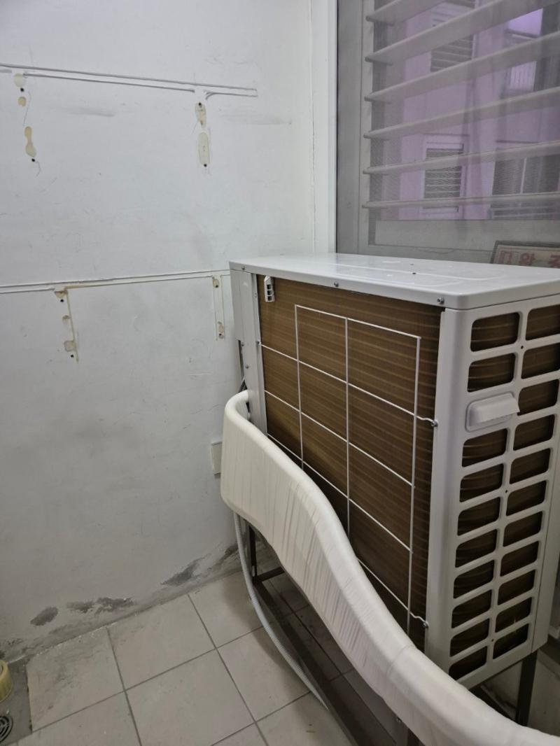 창문 근처 실외기와 연결된 배관 라인