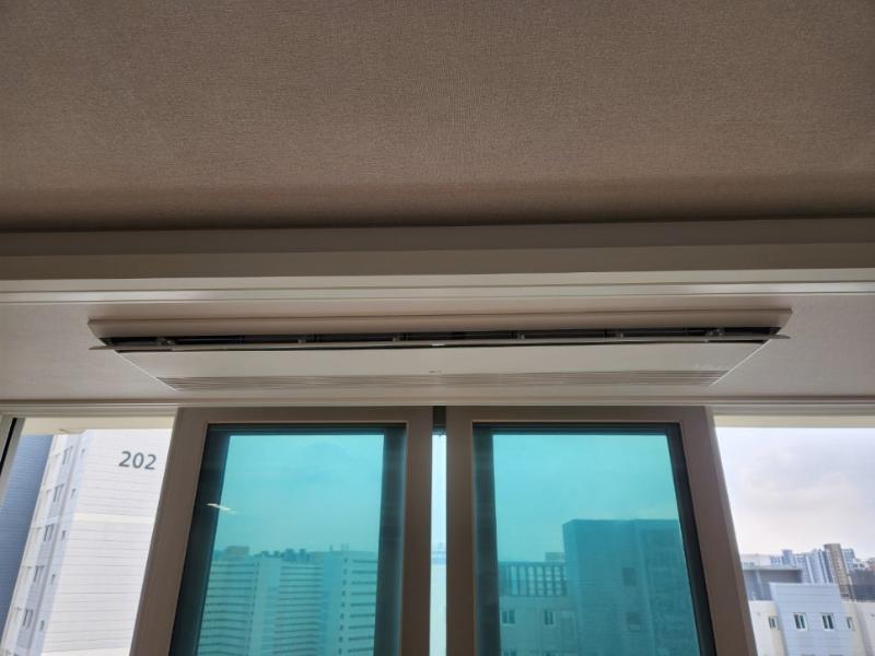 화이트 벽면과 블루 렌즈 유리가 보이는 실내
