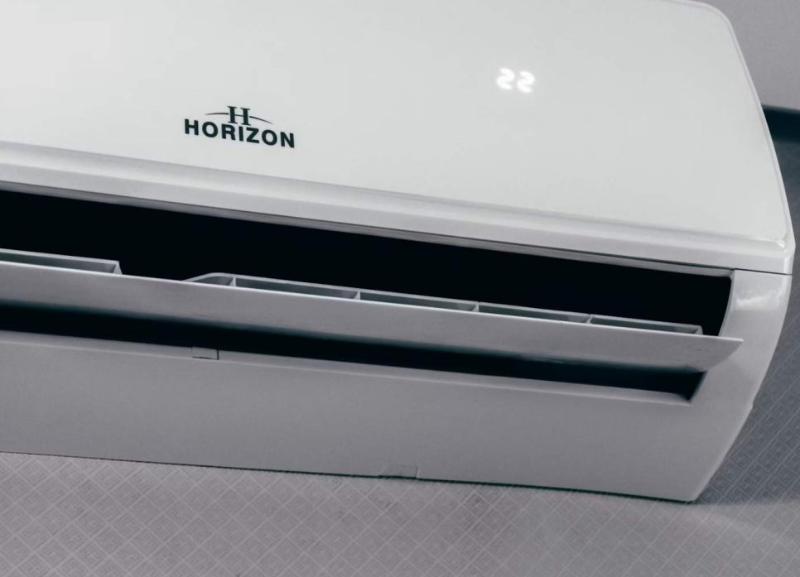 화이트 컬러 HORIZON 에어컨 상단 및 배출구 근접샷