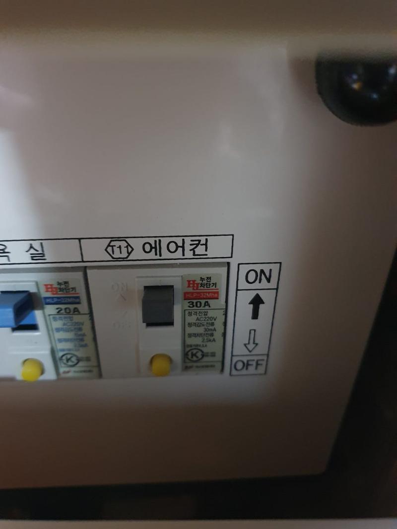 라벨이 부착된 전기 박스와 스위치 상세