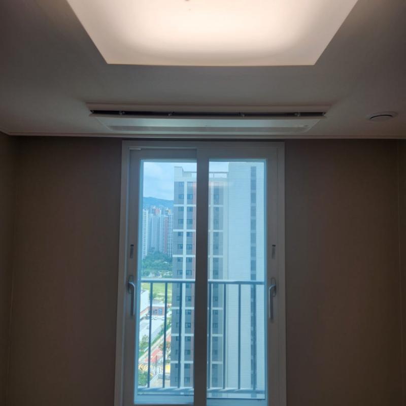 현장 정리를 진행 중인 세부 장면